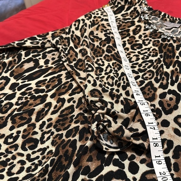 VIP Knit by Avenue leopard print top Pre owned - Picture 6 of 7